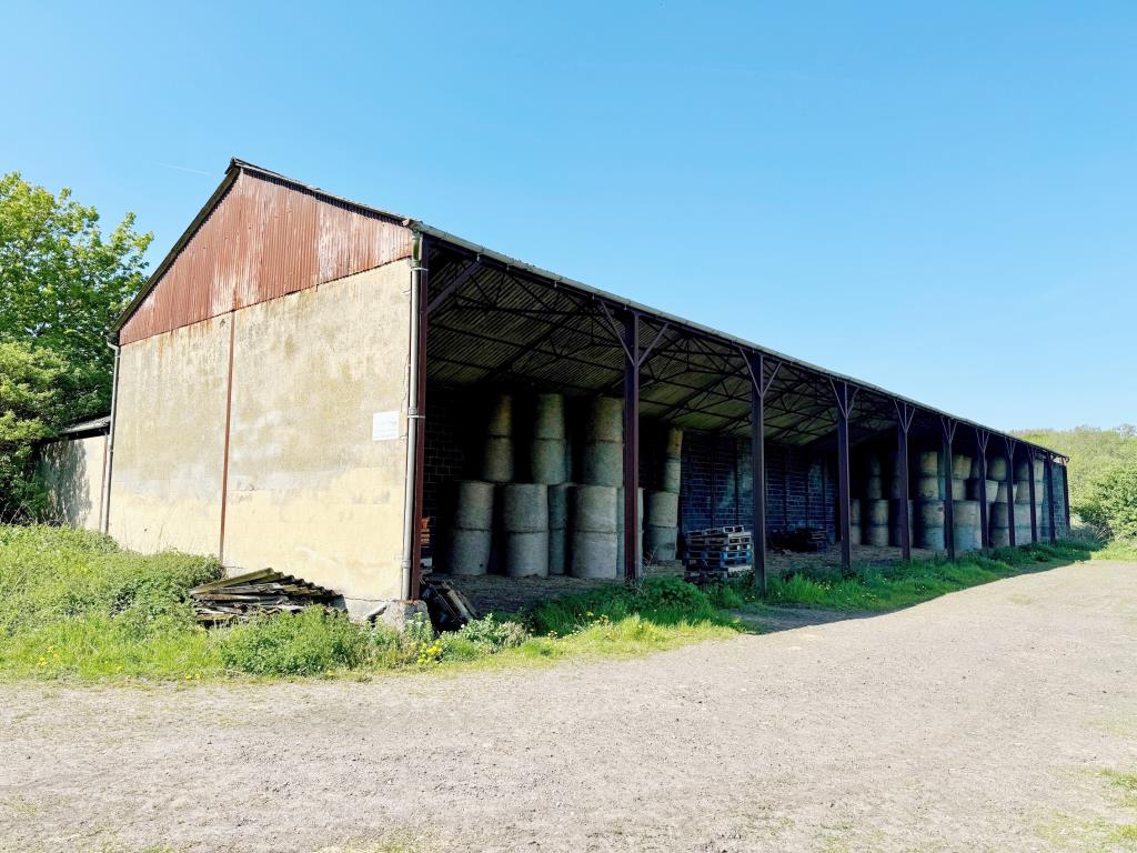Lot: 107 - CATTLE AND OPEN BAY HAY BARNS WITH POTENTIAL - Open Barn